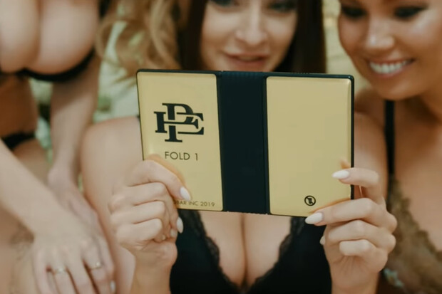 Bratr narkobarona Pabla Escobara uvádí ohebný telefon s cenou pod 10 tisíc korun