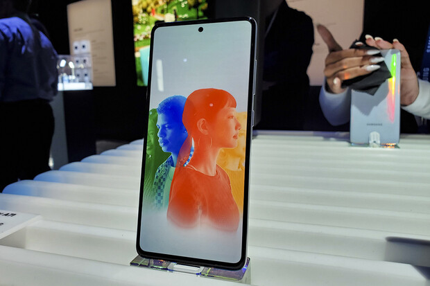 Jak moc velký? Hodně. CES poprvé odhalil nový Samsung Galaxy A71