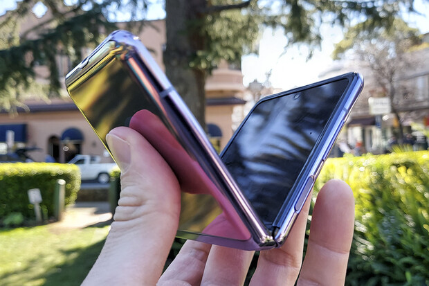 Samsung zřejmě chystá Galaxy Z Flip Lite. Levnější ohebný telefon