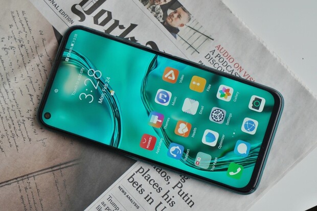 Pomůže mu nová barva? Huawei P40 Lite si nově pořídíte také v šedém odstínu