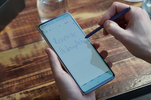 Nové sklo Gorilla Glass Victus je odolnější vůči poškrábání i prasknutí