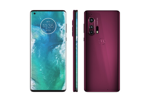 Elegantní Motorola Edge zachycena na fotografii v rubínové červené