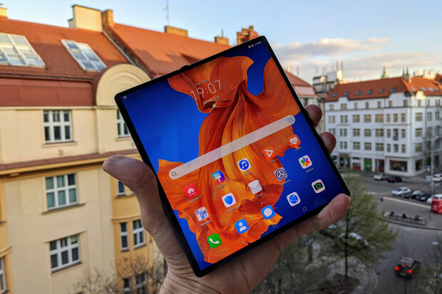 Huawei to nevzdává, příští týden představí ohebnou novinku Mate Xs 2