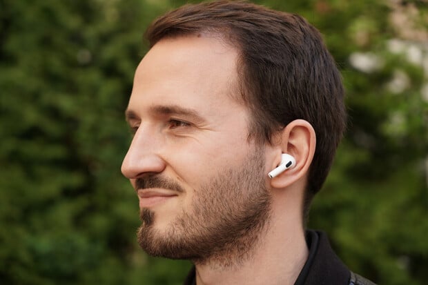 AirPods Pro vám z uší jen tak nevypadnou, chlubí se v reklamě Apple