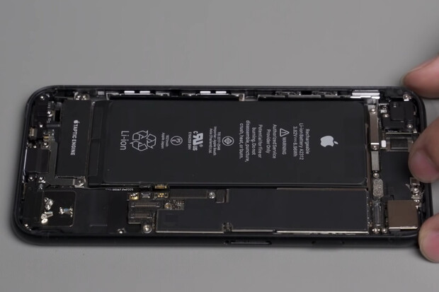 Podrobná rozborka iPhonu SE (2020) odhaluje veškeré podobnosti s iPhonem 8 