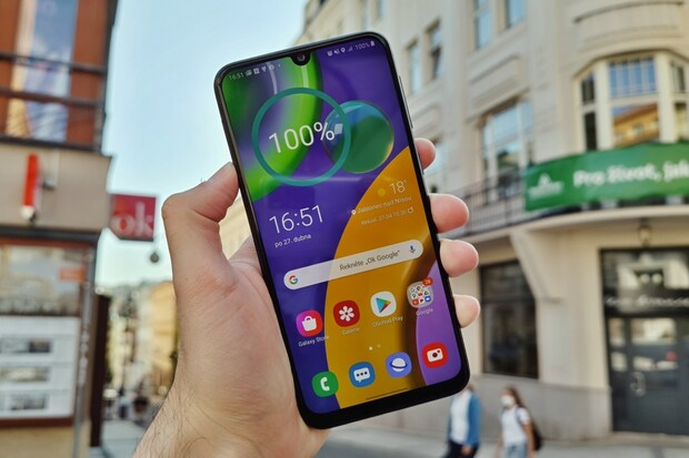 Samsung Galaxy M21 má 6 000mAh baterii. Uhádnete, kolik dní vydržel bez nabíječky?