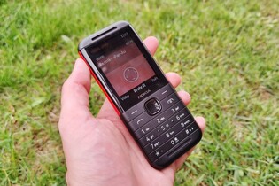 Černo-červená Nokia 5310 se stereo repráky dorazila na test