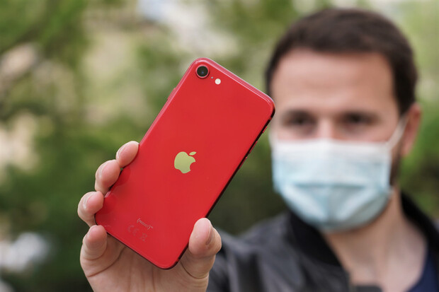 Apple vybízí k boji s nemocí AIDS. Hlavní stránku zahalil do barvy (RED)