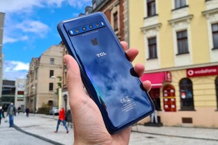 Čtyři fotoaparáty a dvě diody: testujeme nové TCL 10L