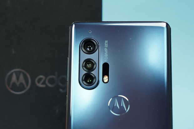 Motorola láká na 5. srpen. Měla by představit prémiovou řadu Edge 20