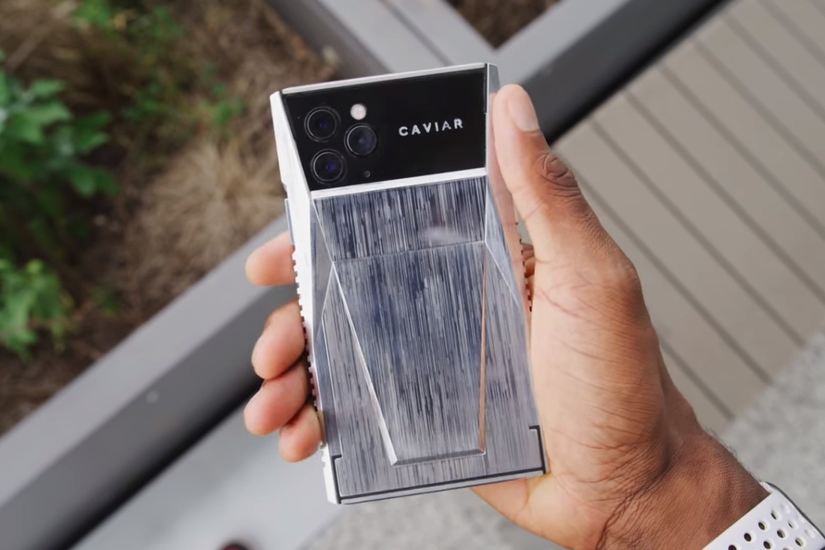 Podívejte se na křížence iPhonu 11 Pro Max od Applu a Cybertrucku od