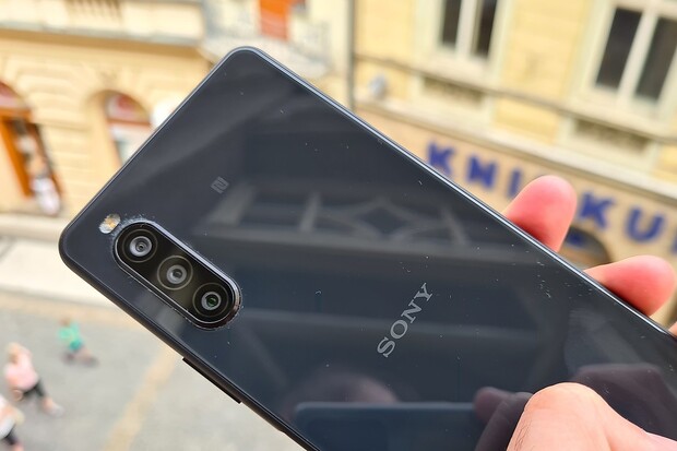 Takto fotí dostupná Sony Xperia 10 II se třemi zadními snímači