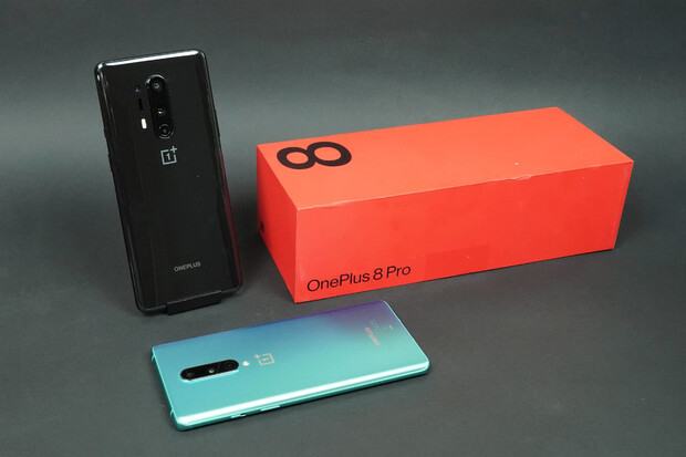 Unboxing: podívejte se, co na vás čeká v balení nového OnePlus 8 (Pro) 