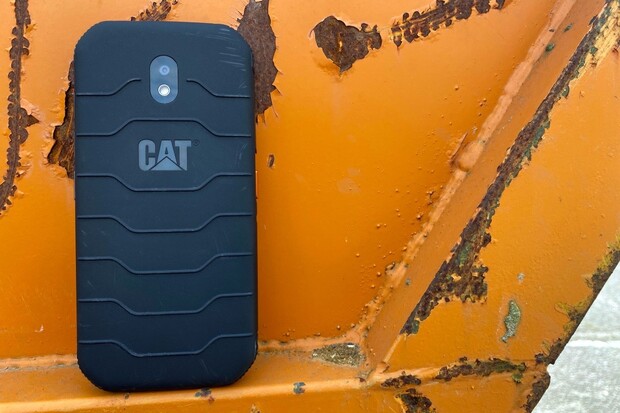 CAT S42 je základní odolný smartphone s příslibem Androidu 11