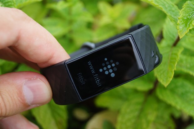 Fitbit Charge 4 se s novou aktualizací naučí dynamickou GPS a chytré budíky