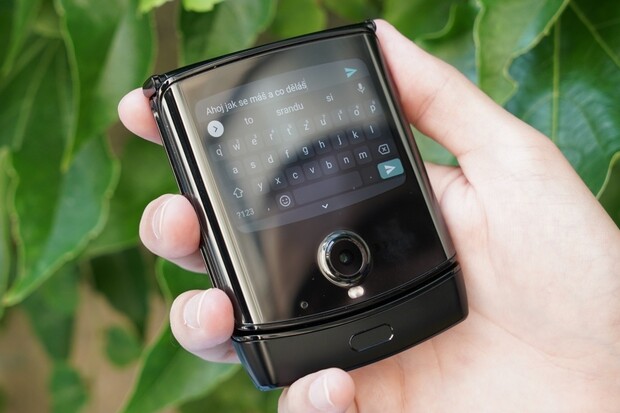 Nejlevnější ohebný telefon na trhu. Motorola Razr zlevňuje o 10 tisíc Kč