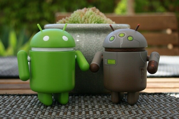 Systém Android slaví 12. narozeniny. Víte, co měla první verze společného s Applem?