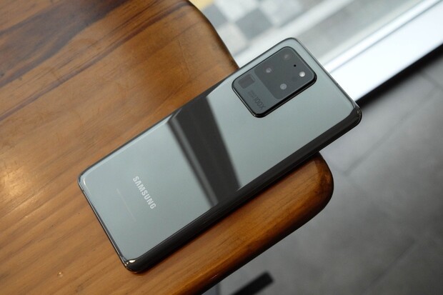 Ušetříte 16 tisíc. Cena Samsungu Galaxy S20+ klesla na minimum