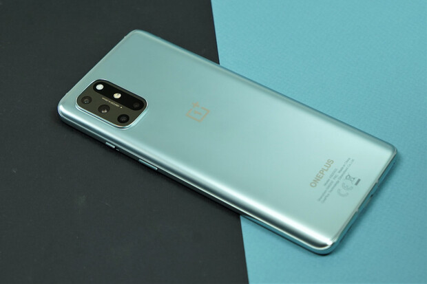 Už jste viděli rozdvojenou baterii uvnitř nového OnePlus 8T?