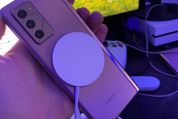 Nabíjení MagSafe od Applu je kompatibilní také s telefony jihokorejského rivala