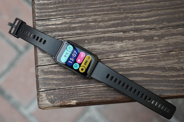 Honor představuje levného konkurenta pro chytrý náramek Mi Band i nový MagicBook