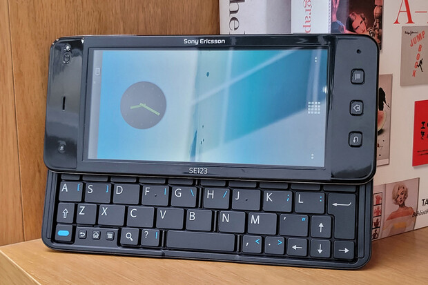 Podívejte se na nikdy nezveřejněný prototyp smartphonu Sony VAIO z roku 2010