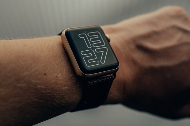 Nakupte bleskurychle. Apple Watch teď koupíte za nejnižší cenu na trhu