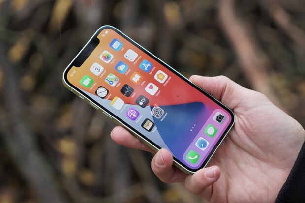 Jak dopadl iPhone 12 ponořený do hloubky 20 metrů? Test přežil, ale...