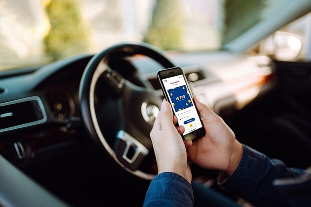 Aplikace Shell nově umožňuje platit za palivo přímo od stojanu