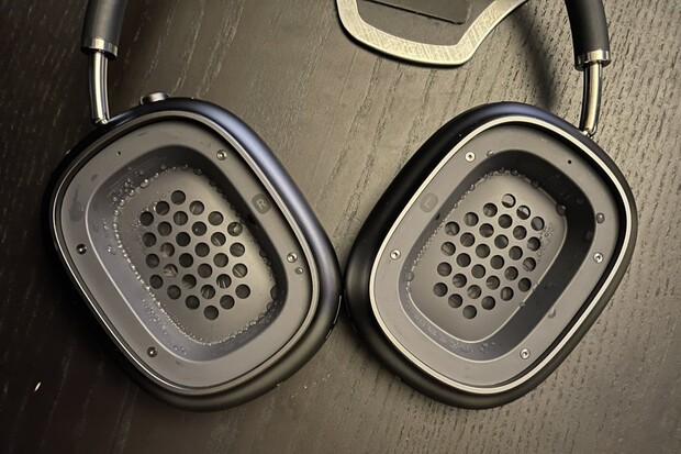 Sluchátka Apple AirPods Max mají problém. Objevuje se v nich voda