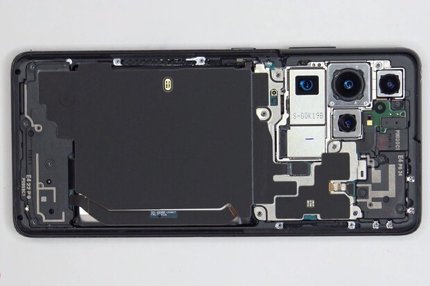 Samsung Galaxy S21 Ultra rozebrán. Displej bohužel snadno vyměnit nepůjde