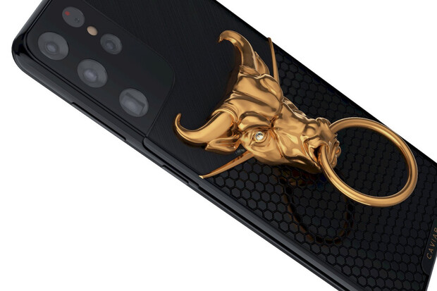 Ruský Caviar představil luxusní edici Galaxy S21 Ultra se zlatým buvolem na zádech