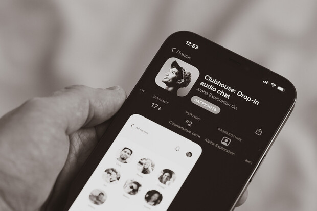 Odborníci varují před falešnou aplikací Clubhouse, která umí „ukradnout hlas“ 