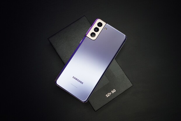 Samsung rozdává QLED TV a telefon zdarma. Nový Galaxy S21 vychází o tisíce levněji
