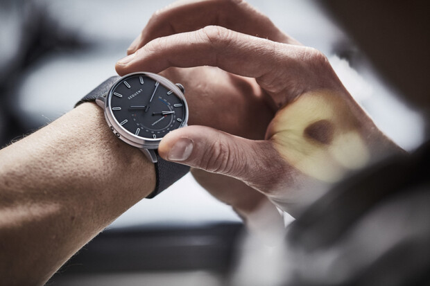 Samonabíjecí chytré hodinky Sequent Elektron spustily kampaň na Kickstarteru