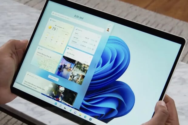 Microsoft si věří na Apple, jeho nové notebooky s Windows prý porazí Macbooky Air