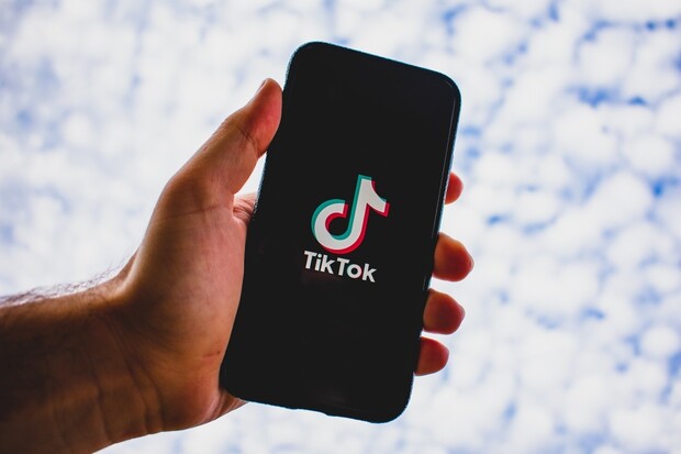 Čína údajně zvažuje, že TikTok prodá Muskovi