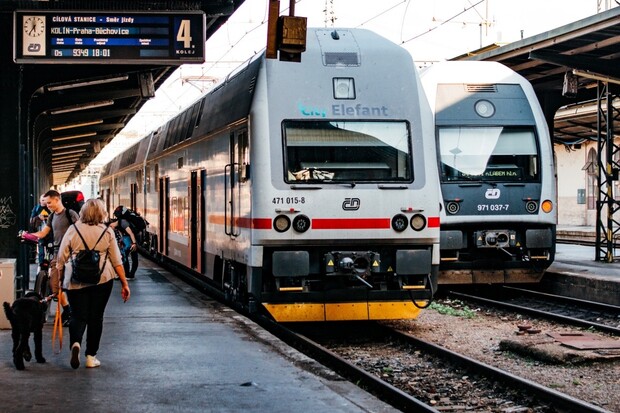 České dráhy slibují lepší signál ve vlaku. Pomoci mají nová okna