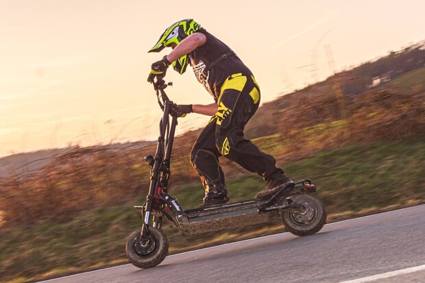 Nejlepší koloběžky Kaabo zamířily do Česka. Prodávat je začala Mobil Pohotovost