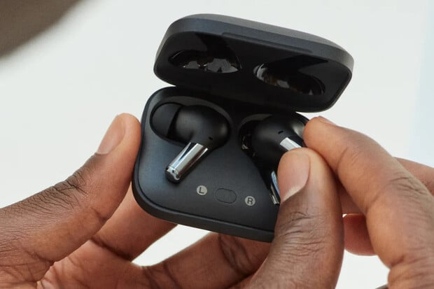 OnePlus integroval rychlé nabíjení Warp Charge do nových sluchátek Buds Pro