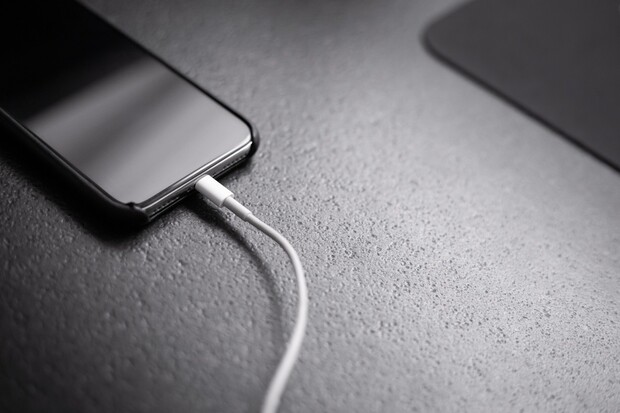Do USB-C začne Apple nejspíše nutit i americká legislativa