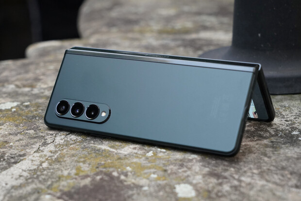 Jak fotí ohebný Galaxy Z Fold3? Včetně fotek z 4Mpx „neviditelné“ selfie kamerky
