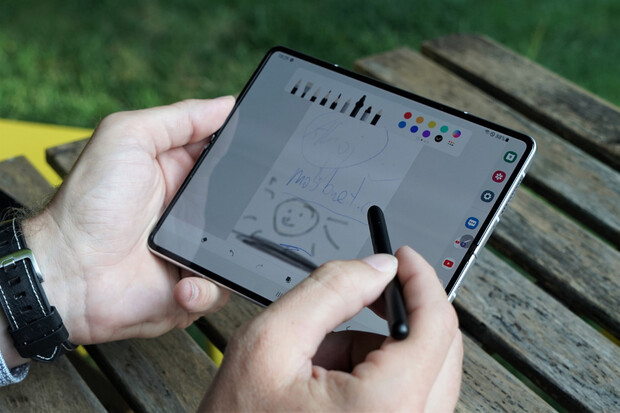 Samsung Galaxy Z Fold3 oficiálně: selfie pod displejem, podpora S Pen a voděodolnost 