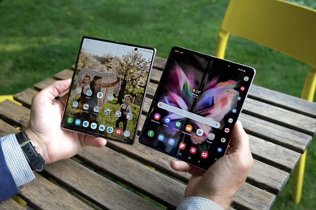 Detailní pohled na Samsung Galaxy Z Fold5. Mezigeneračně bude tenčí