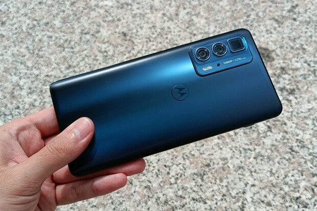 Zbrusu nová Motorola Edge 20 Pro v redakci. Jak rychle se nabíjí?