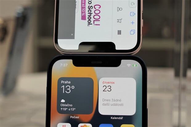 Apple vítá rok 2018 a údajně chystá iPhone s průstřelem v displeji
