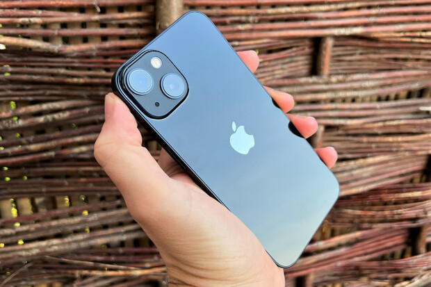 Chcete netradiční iPhone? Večer by se měl ukázat iPhone 13 v zelené barvě