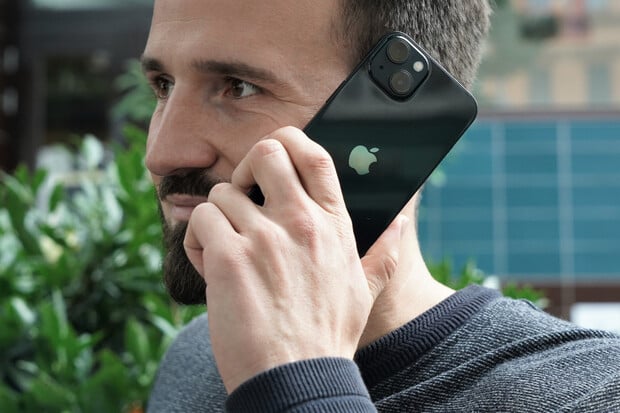 Apple připustil zásadní nedostatek iPhonů 13, který zhorší kvalitu volání