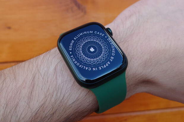 Zájem o Apple Watch 7 je mezigeneračně o 18 % vyšší, uvedl prodejce iWant