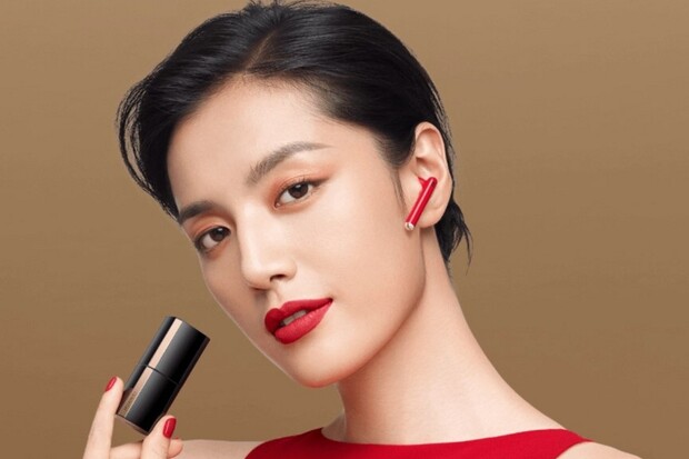 Huawei FreeBuds Lipstick si s jinými sluchátky nespletete. S rtěnkou ale možná ano